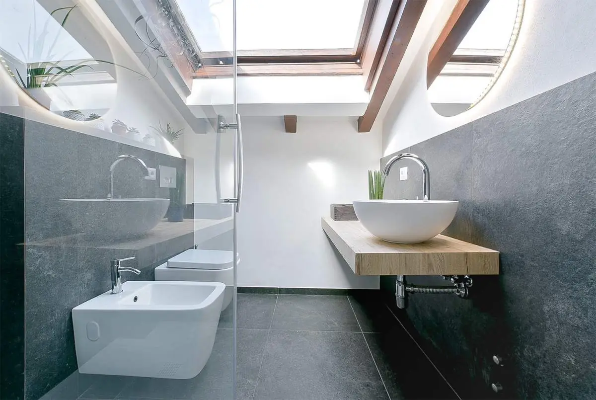 Bagno moderno con lucernaio, attico Modena
