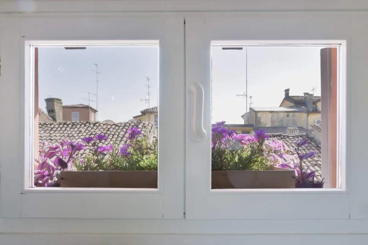 Vista sui tetti del centro storico di Modena con fiori